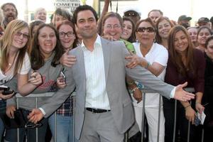 los angeles, nov 8 - danny pino bei der mariska hargitay hollywood walk of fame star zeremonie auf dem hollywood blvd am 8. november 2013 in los angeles, ca foto