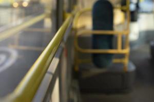 Handlauf im Bus. gelber Handlauf. Innenraum des öffentlichen Verkehrs. foto