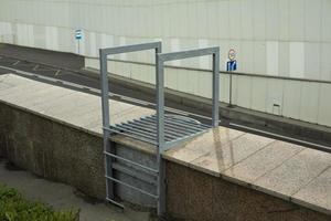 Treppe die Wand hinunter. Stahltreppe auf Brücke. Details zur Infrastruktur. foto