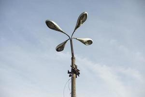 vier Lampen auf der Stange. Beleuchtungskörper alter Art. foto