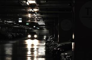 Autos parken im Dunkeln auf dem Parkplatz foto