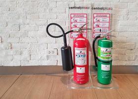 Neue rote und grüne Feuerlöscher auf dem Boden im Gebäude foto