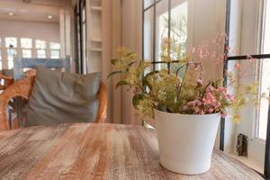 Blumenvase auf Holztisch im Kaffeehaus foto