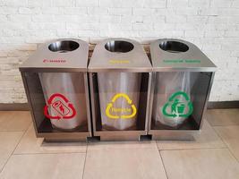 drei moderne Edelstahl-Mülleimer auf dem Boden foto
