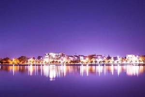 stadtbild und reflexion bei nacht foto