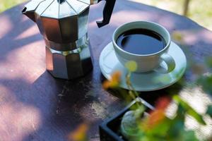 Heißer schwarzer Kaffee in einer weißen Tasse, Kaffee ist ein beliebtes Getränk auf der ganzen Welt. foto