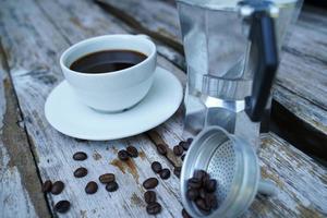 Heißer schwarzer Kaffee in einer weißen Tasse, Kaffee ist ein beliebtes Getränk auf der ganzen Welt. foto