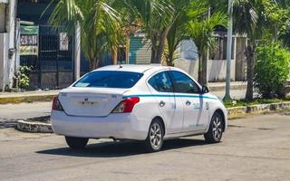 playa del carmen quintana roo mexiko 2022 weiß türkis taxi auto playa del carmen mexiko. foto