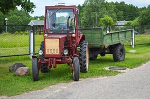 großer professioneller Landmaschinenbau, Transport, Traktor und große Räder mit Lauffläche zum Pflügen von Feldern, Land, Warentransport foto