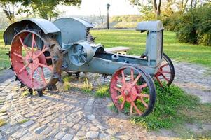 Sehr alter Retro-Traktor mit Metallrädern foto