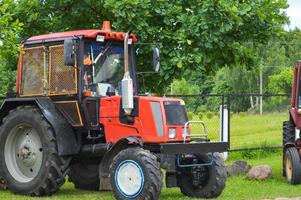 großer professioneller Landmaschinenbau, Transport, Traktor und große Räder mit Lauffläche zum Pflügen von Feldern, Land, Warentransport foto