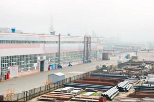 industrielle Landschaft. Panoramablick auf die technologischen Rohre. rostige Rohre, blaue Rubine, Produktionskommunikation. Gebäude in der Produktion reparieren. vor dem Hintergrund eines nebligen Himmels foto