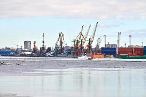 festgemachte Schiffe und Hafenkräne im Hafen foto