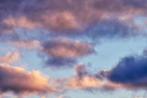 flauschige kumulus-violette und rosa wolken, wolkengebilde foto