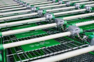 Reihe von geparkten Einkaufswagen von Trolleys im Supermarkt foto