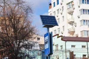 Solarpanel auf dem Straßenschild der Stadt, Stromversorgung für Bushaltestellen, umweltfreundlicher Strom foto