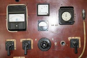 Großes braunes Retro-Vintage-Elektroschild mit Geräten mit Pfeilen und Skalen, Knöpfen und Kippschaltern, Schaltern. elektrische Ausrüstung. foto