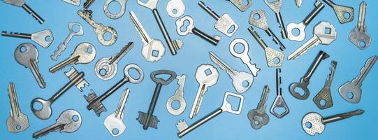 Schlüssel auf blauem Hintergrund. Türschlösser und Tresore für Eigentums- und Hausschutz. verschiedene antike und neue Arten von Schlüsseln. foto
