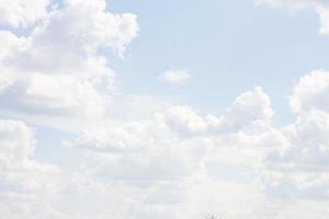 blauer Himmel mit vielen Wolken. natürlicher sauberer hintergrund mit kopienraum foto