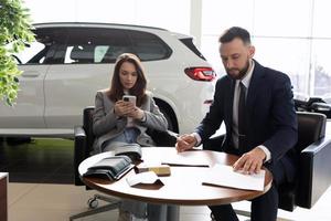 Prozess des Kaufs eines neuen Autos in einem Autohaus foto