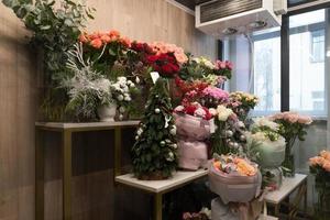 Blumenschaufenster mit frisch geschnittenen Rosen und Blumensträußen foto