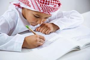 arabischer kleiner Junge, der Hausaufgaben macht