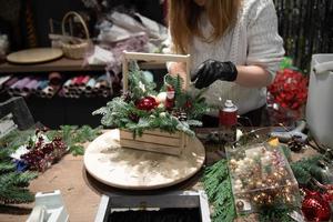 neujahrsblumenarrangement, florist bei der arbeit im blumenladen foto