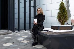 Geschäftsfrau Pause Kaffee neben Bürogebäude foto