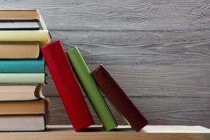 Stapel bunter Bücher auf Holztisch. zurück zur Schule. foto