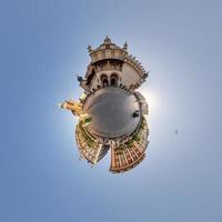 kleiner Planet und sphärische Antenne 360-Grad-Panoramablick auf die alte mittelalterliche Stadt der Straße mit Kirche und historischen Gebäuden foto