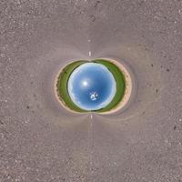 blauer kugel kleiner planet im schotterweg oder feldhintergrund. Krümmung des Raumes foto