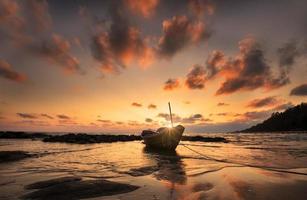 Boote am Strand während des Sonnenuntergangs