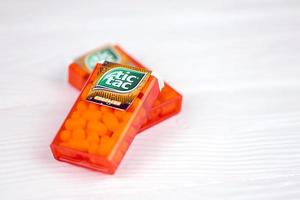 Charkiw, Ukraine - 02. Mai 2021 Tic Tac Drops mit Orangengeschmack. Tic Tacs werden vom italienischen Konditor Ferrero hergestellt und erstmals 1968 produziert foto