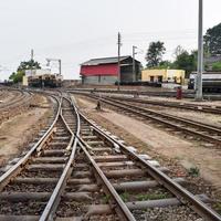 ansicht der eisenbahngleise der spielzeugeisenbahn von der mitte während des tages in der nähe des bahnhofs kalka in indien, ansicht der eisenbahngleise der spielzeugeisenbahn, indischer eisenbahnknotenpunkt, schwerindustrie foto