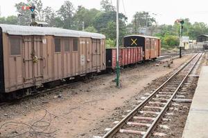 ansicht der eisenbahngleise der spielzeugeisenbahn von der mitte während des tages in der nähe des bahnhofs kalka in indien, ansicht der eisenbahngleise der spielzeugeisenbahn, indischer eisenbahnknotenpunkt, schwerindustrie foto