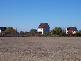 Panorama eines gepflügten Herbstfeldes foto