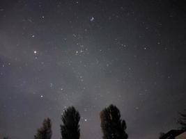 heller nächtlicher sternenhimmel im dorf foto