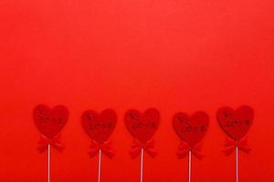 rote herzen auf rotem hintergrund zum valentinstag. Urlaub, Liebe und Romantik foto