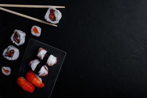 japanisches Sushi-Essen. maki ands rolls mit thunfisch, lachs, garnelen, krabben und avocado. Draufsicht auf verschiedene Sushi.