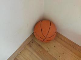 Der Basketball steht in der Ecke des Zimmers foto