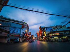 bangkok.thailand - 22. April 2019 . unbekannte thailänder oder touristen, die in bangkok china town thailand, china town bangkok spazieren gehen, das berühmte straßenessen in thailand foto