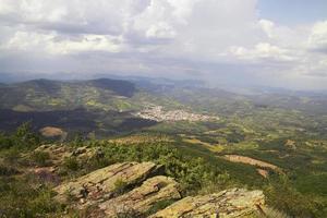 Blick auf den Hügel von Guadalupe, Spanien an einem wolkigen Tag