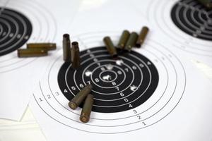 viele kugeln auf schießziele auf weißem tisch im schießstandpolygon. Ziel- und Schießtraining