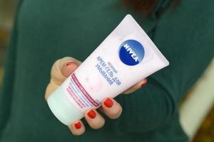 charkiw, ukraine - 02. mai 2021 junges mädchen hält nivea sanftes creme-gel zum abwaschen. Nivea ist eine deutsche Körperpflegemarke, die sich auf Körperpflege spezialisiert hat foto