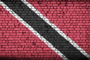 Die Flagge von Trinidad und Tobago ist auf eine alte Mauer gemalt foto