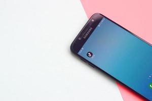 charkiw, ukraine - 2. mai 2021 tiktok-anwendung auf dem samsung-smartphone-bildschirm auf pastellhintergrund. tiktok ist ein beliebter Video-Sharing-Social-Networking-Dienst von bytedance foto