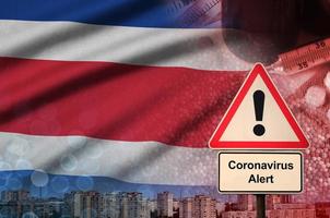 Costa-Rica-Flagge und Coronavirus 2019-ncov-Warnzeichen. konzept der hohen wahrscheinlichkeit eines neuartigen coronavirus-ausbruchs durch reisende touristen foto