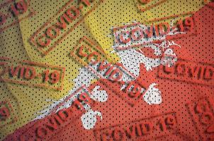 bhutan-flagge und viele rote covid-19-stempel. Coronavirus- oder 2019-ncov-Viruskonzept foto