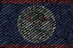 Die Belize-Flagge wird mit dem Programmcode auf dem Bildschirm dargestellt. das konzept der modernen technologie und standortentwicklung foto