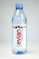 charkow, ukraine - 2. juli 2021 flasche evian natürliches mineralwasser. evian abfüllfabrik in amphion, frankreich foto